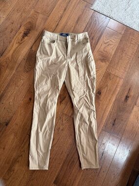 Hollister Curvy High-Rise Super Skinny Pants in Tan